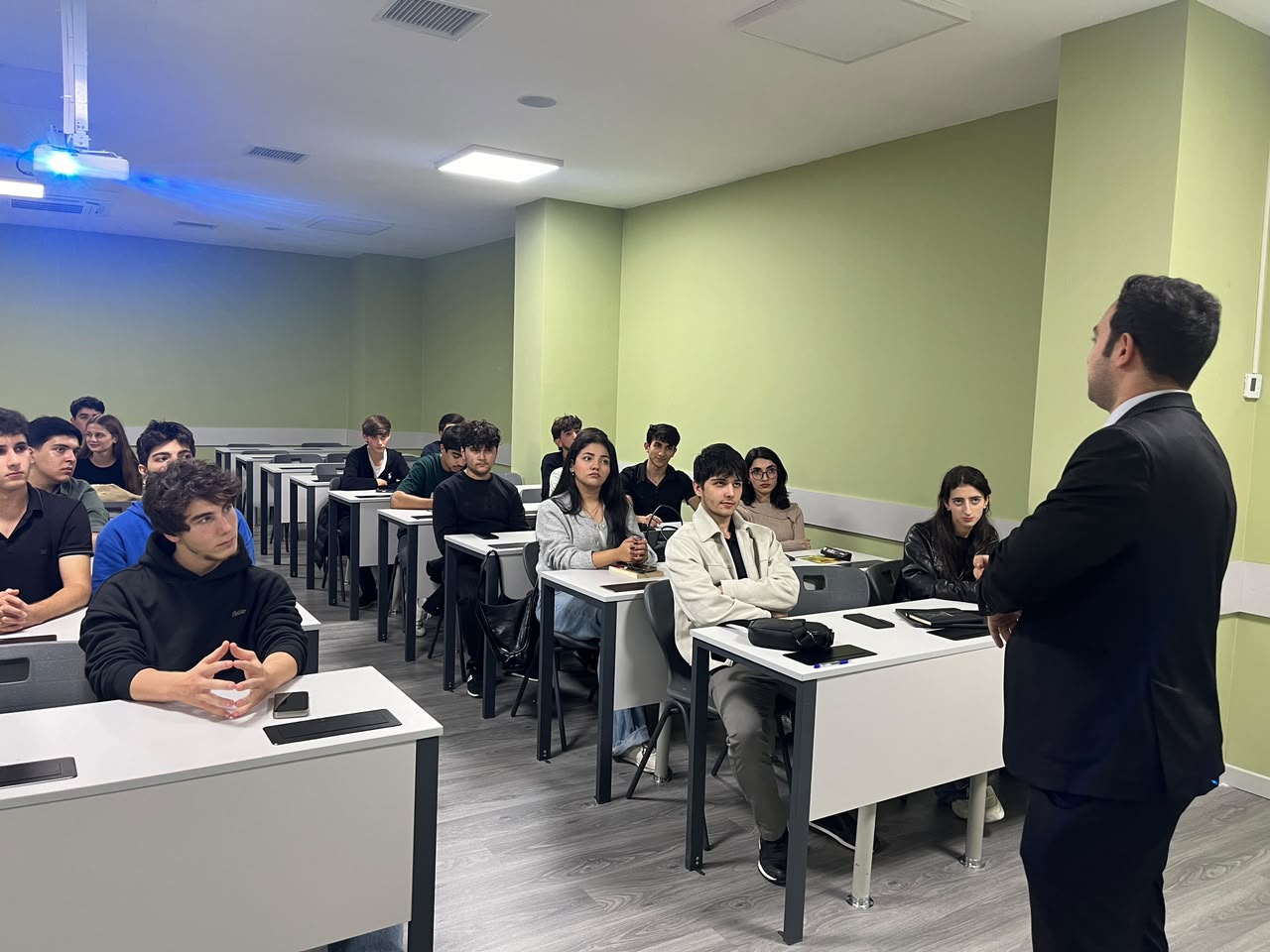 ADNSU tələbələri üçün təşkil olunan “Green Energy TKT CLIL” təlim proqramının ilk sessiyası keçirilib